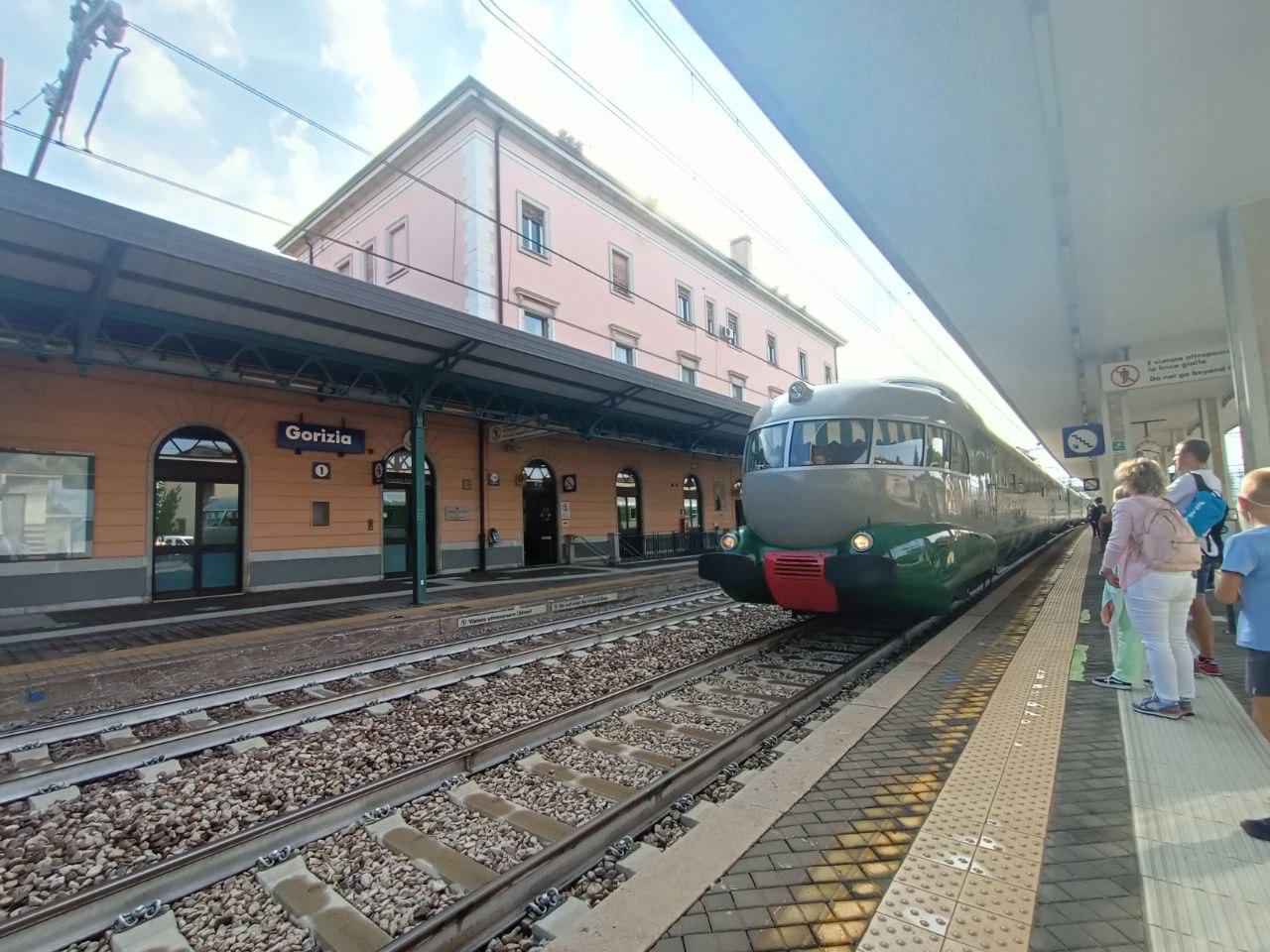 Copertina per Arlecchino sui binari di Gorizia, gioiello elettrico degli anni Sessanta